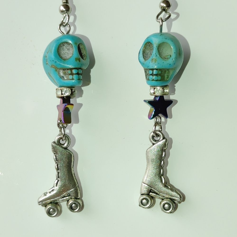 Skater de los muertos earrings - Picture 4 of 5